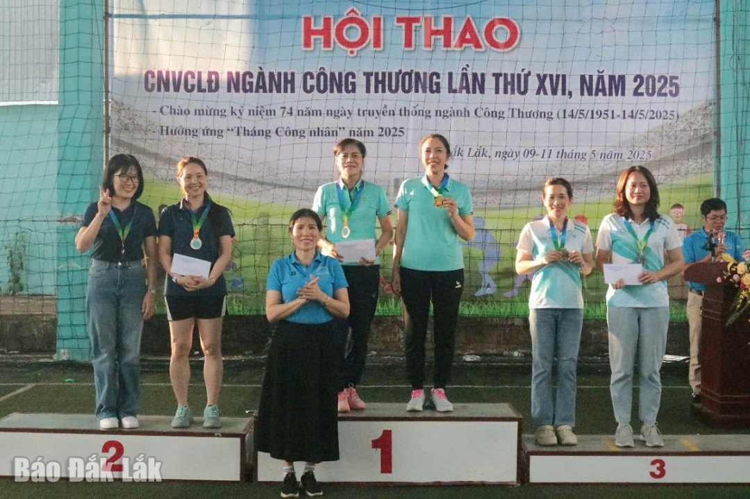 Ban tổ chức trao giải cho các đội đạt thành tích cao ở môn cầu lông đôi nữ.