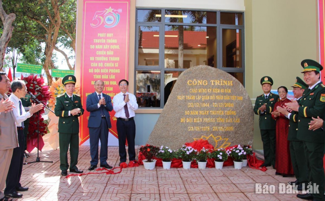 Các đại biểu cắt băng khánh thành công trình.