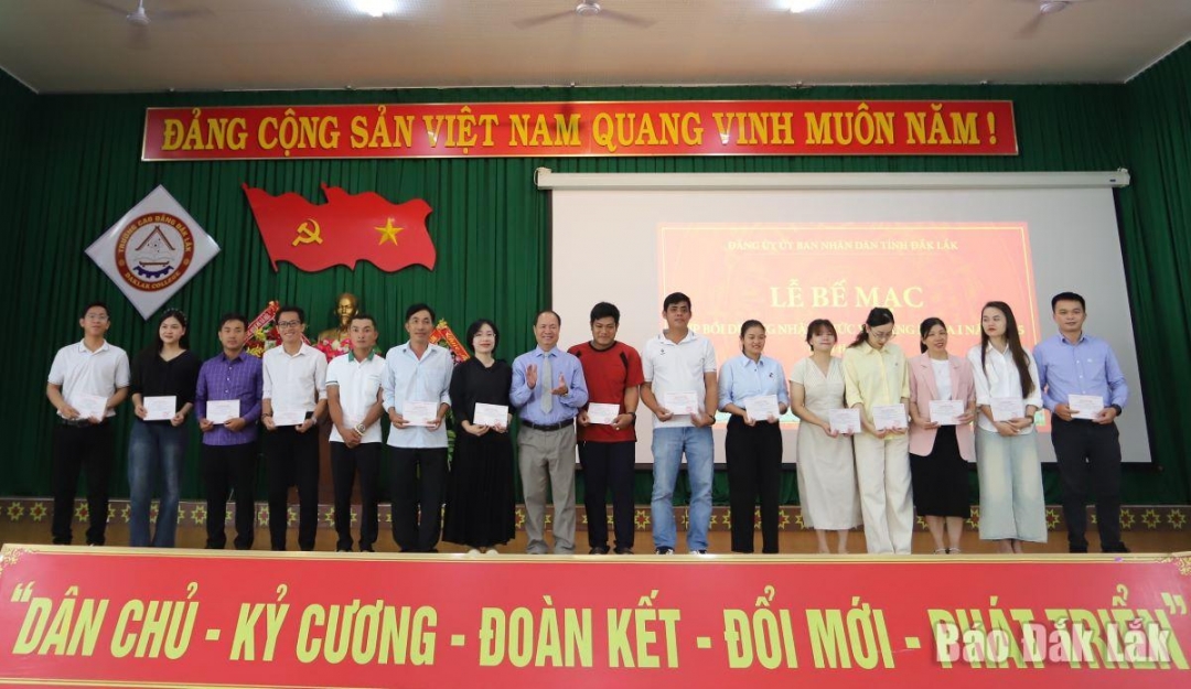 Đại diện Ban tổ chức trao chứng nhận hoàn thành chương trình bồi dưỡng nhận thức về đảng cho các học viên.
