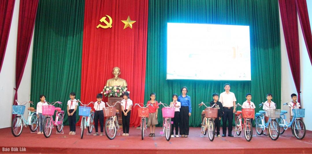 Đại diện các đơn vị trao tặng xe đạp cho học sinh.