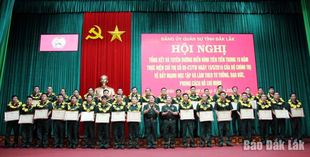 Đảng ủy Quân sự tỉnh khen thưởng các tập thể, cá nhân điển hình trong thực hiện Chỉ thị 05.