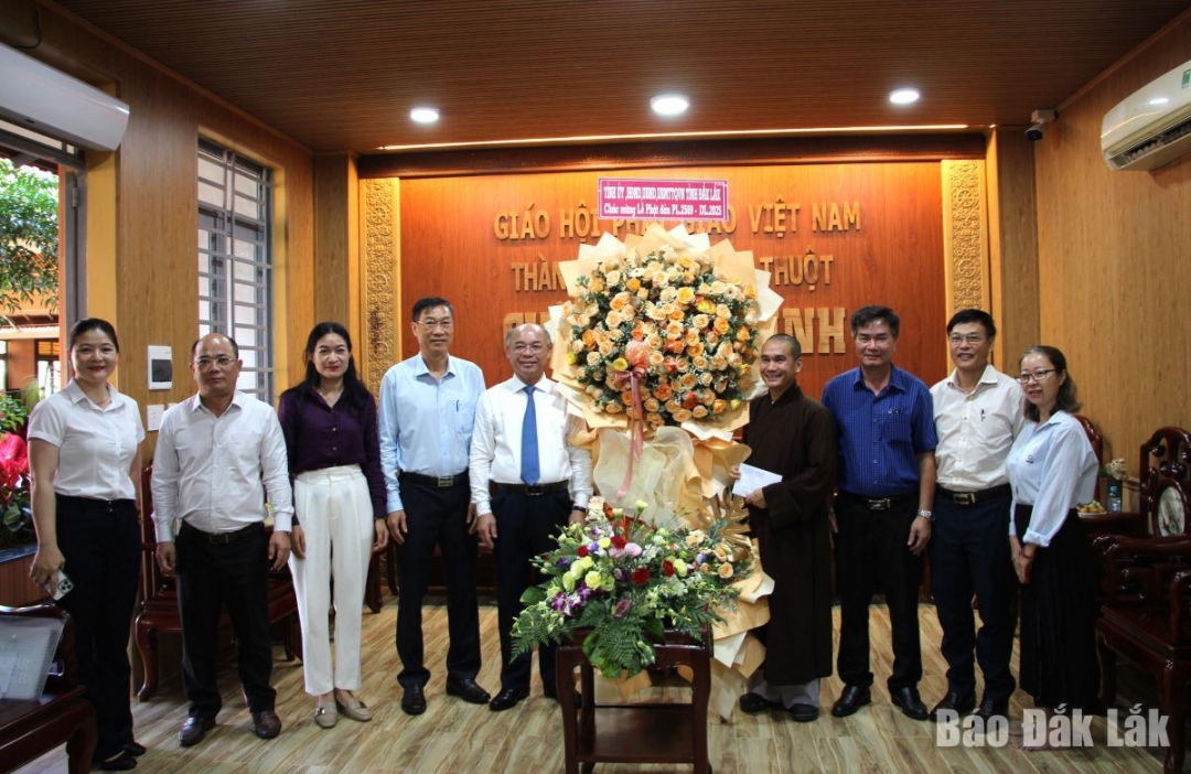 Phó Chủ tịch UBND tỉnh Trương Công Thái cùng đoàn công tác thăm và chúc mừng Chùa Phổ Minh.