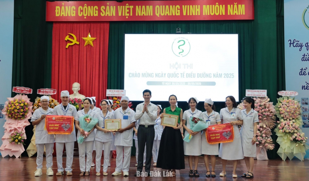 Ban tổ chức trao giải Nhì toàn đoàn cho 