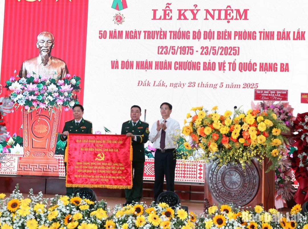 thừa ủy quyền của Chủ tịch nước, Trung tướng Nguyễn Anh Tuấn, Chính ủy BĐBP Việt Nam đã trao Huân chương Bảo vệ Tổ quốc hạng Ba tặng BĐBP tỉnh Đắk Lắk.