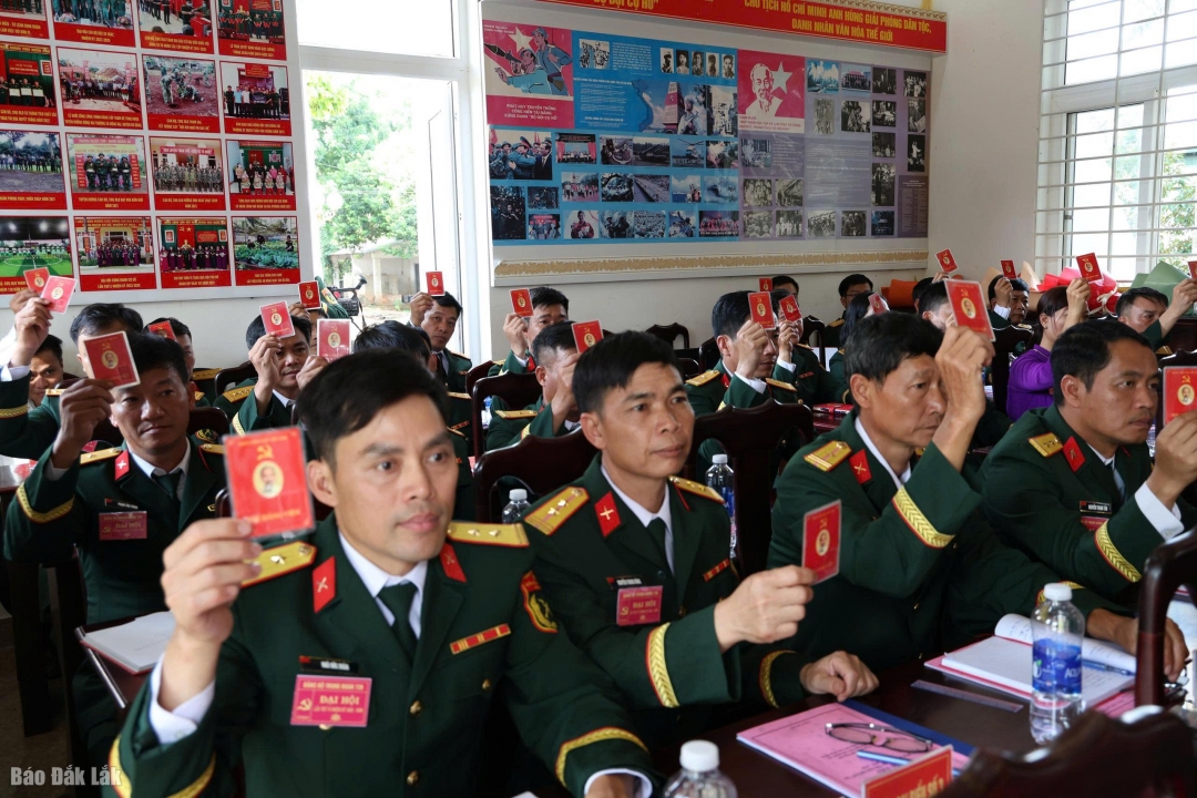 Các đại biểu biểu quyết thông qua Nghị quyết Đại hội nhiệm kỳ 2025 – 2030.