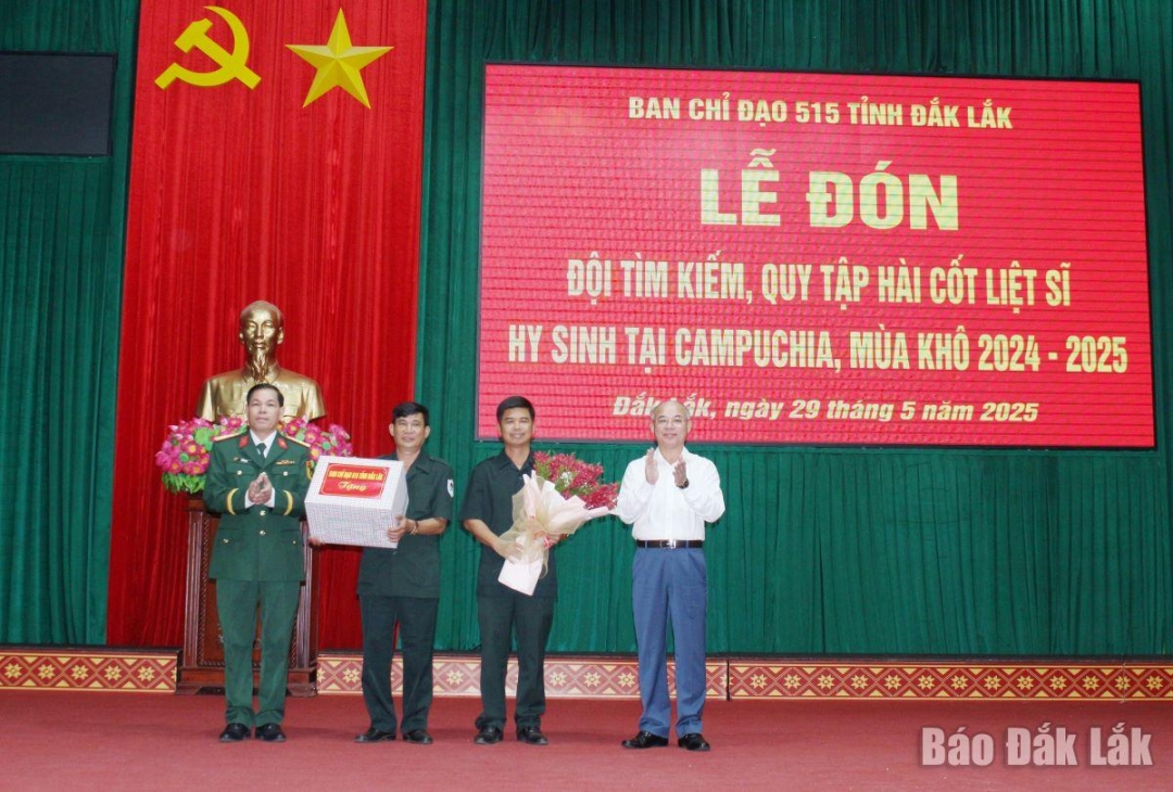 Phó Chủ tịch UBND tỉnh Trương Công Thái và Đại tá Võ Văn Minh, Phó Chính ủy Bộ Chỉ huy Quân sự tỉnh trao quà tặng Đội K51.
