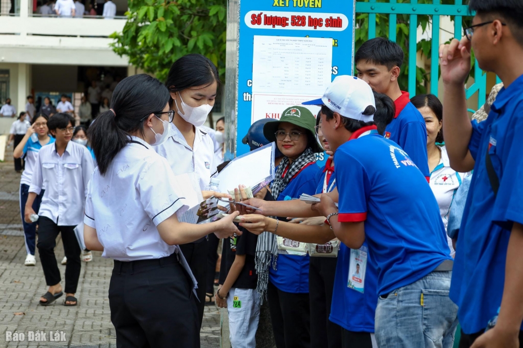 Tình nguyện viên tham gia Chương trình Tiếp sức mùa thi năm 2024.