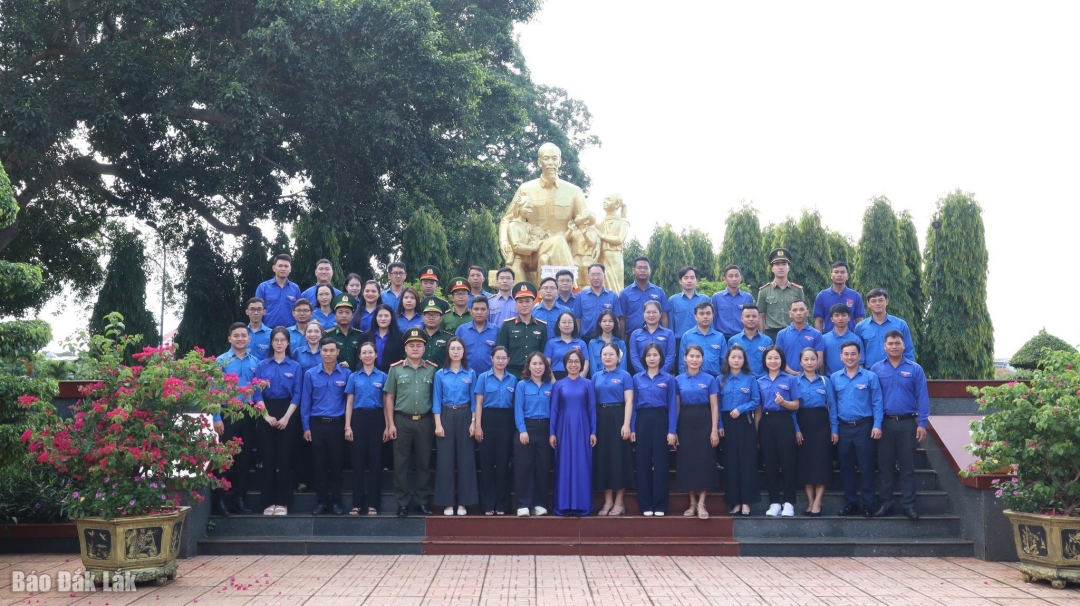 dâng hương, đặt vòng hoa tại Bia tưởng niệm các chiến sĩ Nam tiến và dâng hoa báo công với Bác tại Tượng đài Bác Hồ với thiếu nhi các dân tộc tỉnh Đắk Lắk.