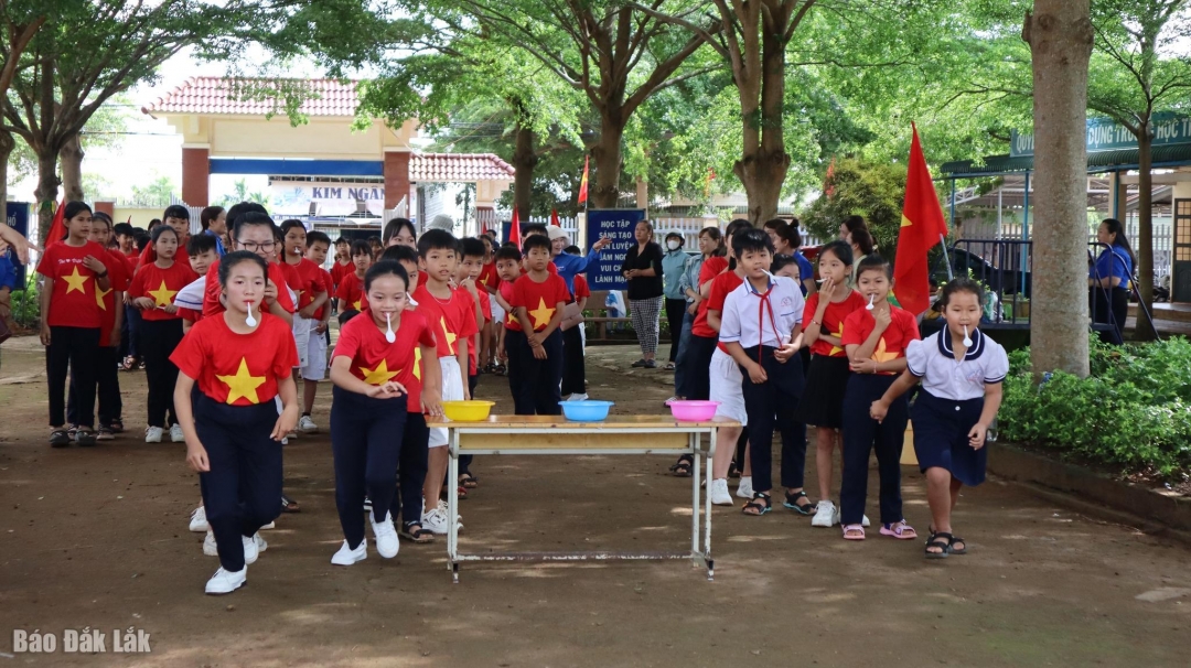 Thiếu nhi tham gia trò chơi 