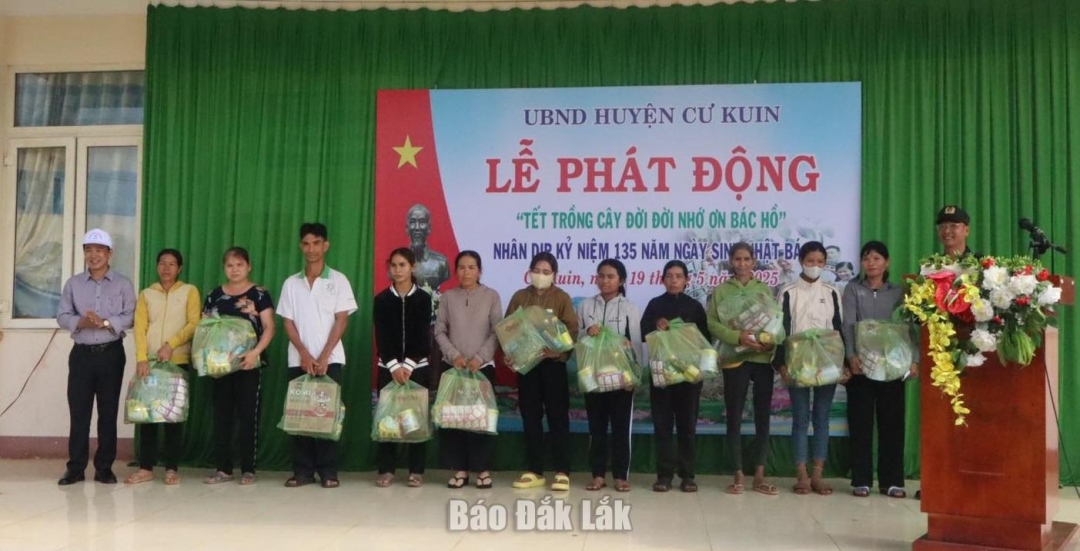 các hộ nghèo và hộ có hoàn cảnh đặc biệt khó khăn trên địa bàn xã Ea Ktur.