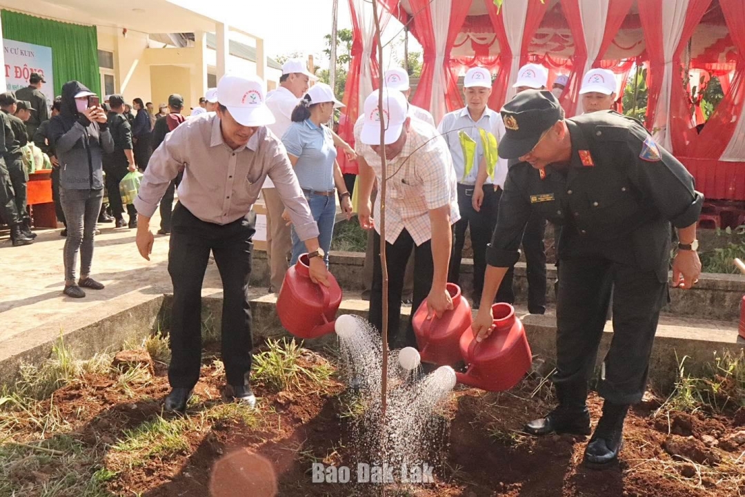 Các đại biểu trồng cây xung quanh khuôn viên xã Ea Ktur.