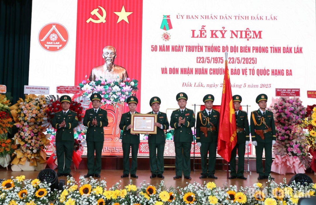 thừa ủy quyền của Chủ tịch nước, Trung tướng Nguyễn Anh Tuấn, Chính ủy BĐBP Việt Nam đã trao Huân chương Bảo vệ Tổ quốc hạng Ba tặng BĐBP tỉnh Đắk Lắk.