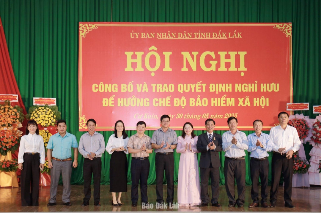 Lãnh đạo tỉnh và lãnh đạo huyện chụp ảnh lưu niệm cùng đồng chí Võ Tấn Huy.