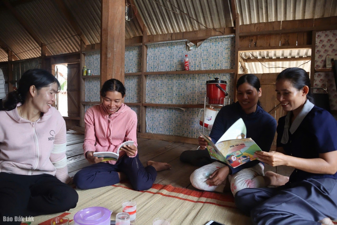 Thành viên Tổ truyền thông cộng đồng buôn Dơng Kriêng (thị trấn Liên Sơn, huyện Lắk) tuyên truyền về bình đẳng giới cho người dân.