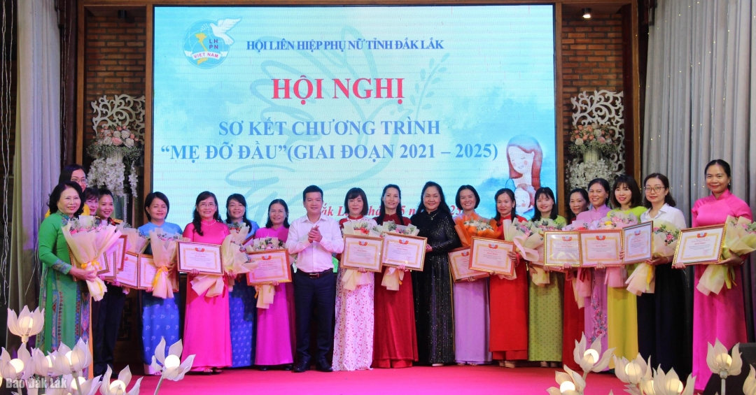 Phó trưởng Ban Tuyên giáo và Dân vận Tỉnh ủy Trần Doãn Tới và Chủ tịch Hội LHPN tỉnh Tô Thị Tâm tặng bằng khen cho các tập thể xuất sắc. Ảnh: V.Anh