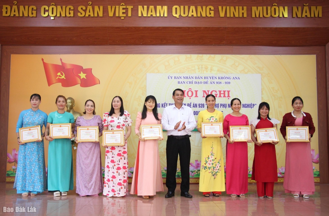 Đại diện Ban Chỉ đạo Đề án 938 – 939 huyện Krông Ana tặng Giấy khen cho các tập thể xuất sắc. 