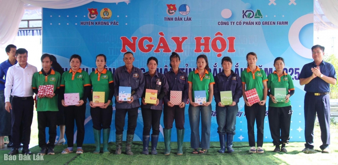 Đại diện các đơn vị tặng quà cho công nhân có hoàn cảnh khó khăn. 