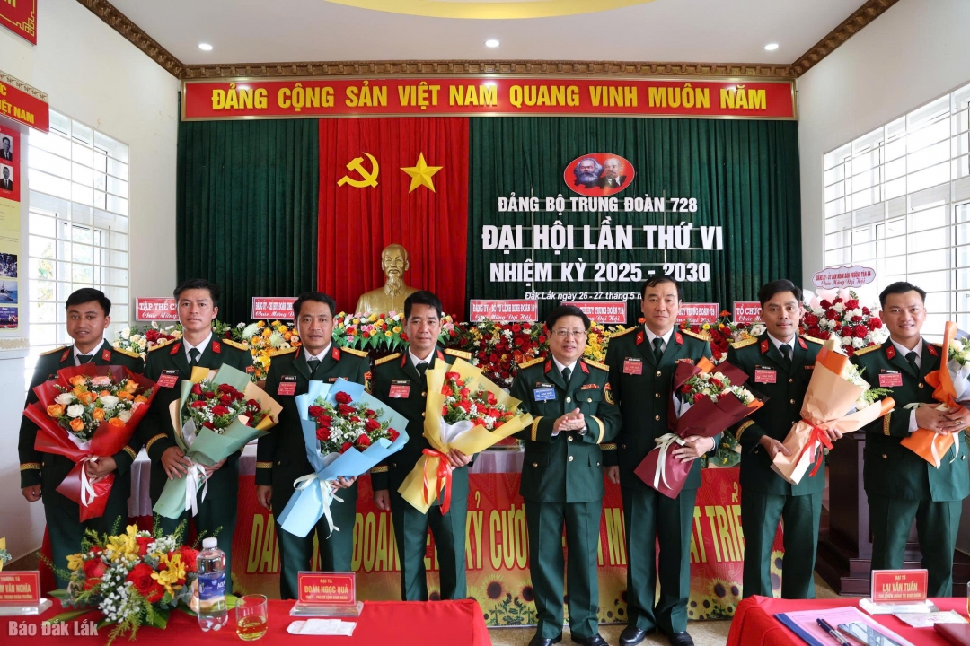 Đại tá Đoàn Ngọc Quả, Ủy viên Ban Thường vụ, Phó Tư lệnh Binh đoàn 16 chúc mừng Ban Chấp hành Đảng bộ Trung đoàn nhiệm kỳ 2025 - 2030 và đoàn đại biểu dự Đại hội đại biểu Đảng bộ Binh đoàn 16.