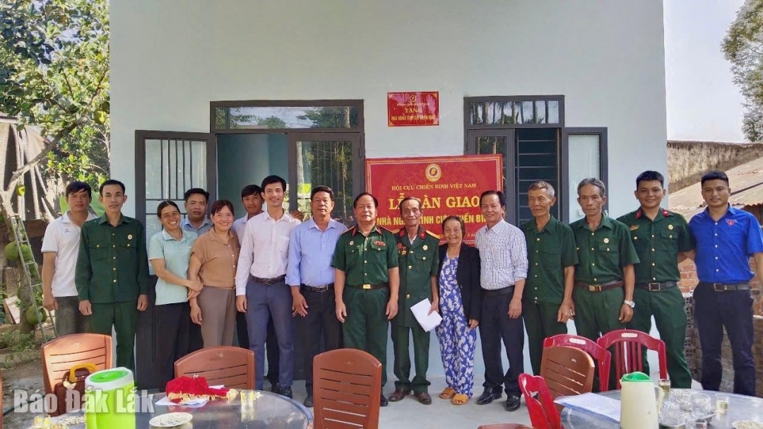 Đại diện các đơn vị bàn giao nhà cho gia đình cựu chiến binh Lê Đình Sinh. 