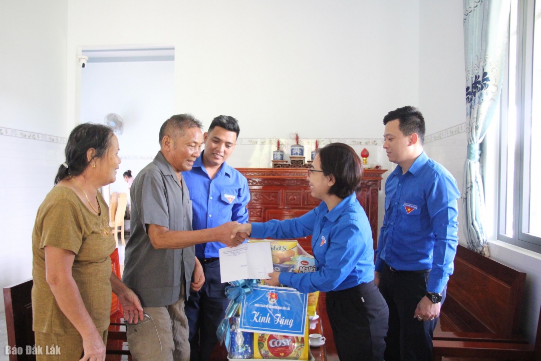 Đại diện Tỉnh Đoàn thăm, tặng quà