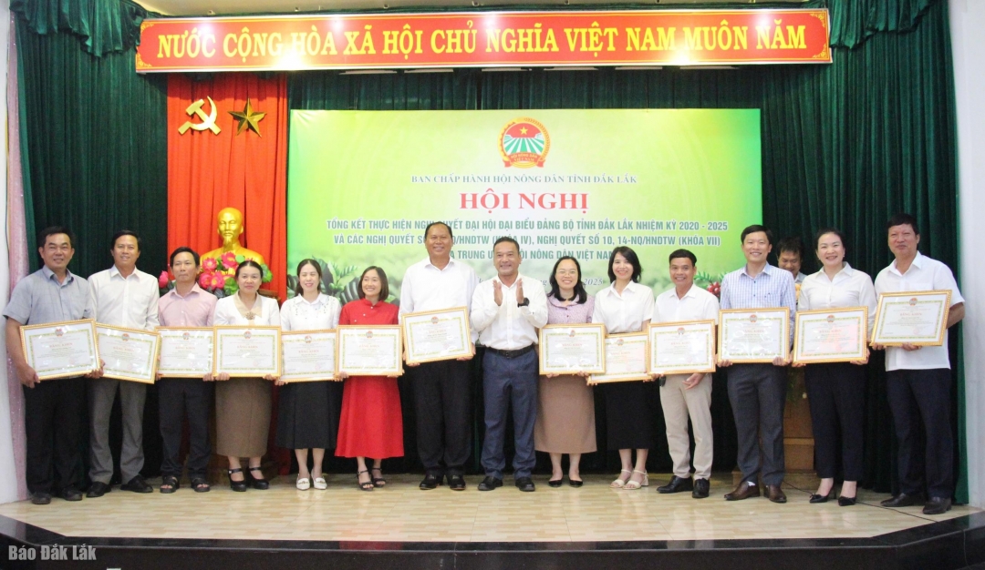 Chủ tịch Ủy ban MTTQ Việt Nam tỉnh Y Giang Gry Niê Knơng và Chủ tịch Hội Nông dân tỉnh Ya Toan Ênuôl tặng bằng khen cho các cá nhân xuất sắc.