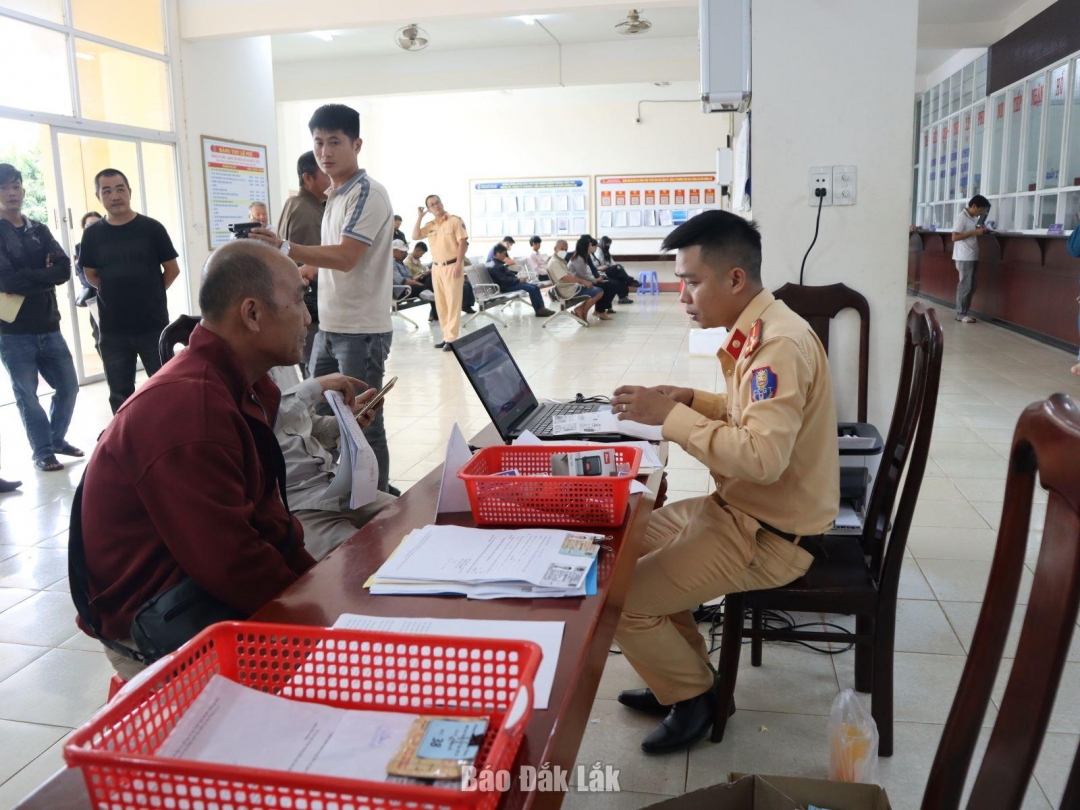 Người dân làm thủ tục hành chính tại Phòng CSGT (Công an tỉnh).