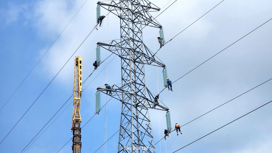 Các kỹ sư điện tiến hành tháo dỡ các thiết bị, khung thép của trụ điện T20. u