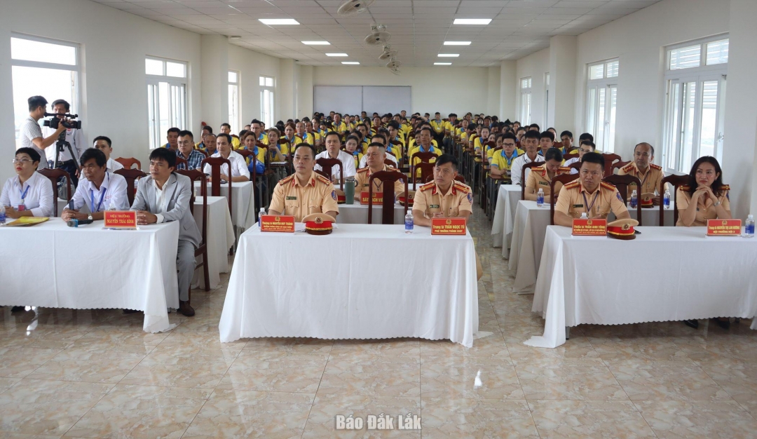 Các đại biểu và học viên dự buổi lễ khai mạc kỳ sát hạch lái xe.