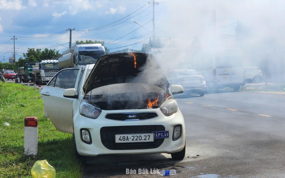 Chiếc xe tại thời điểm bốc cháy.
