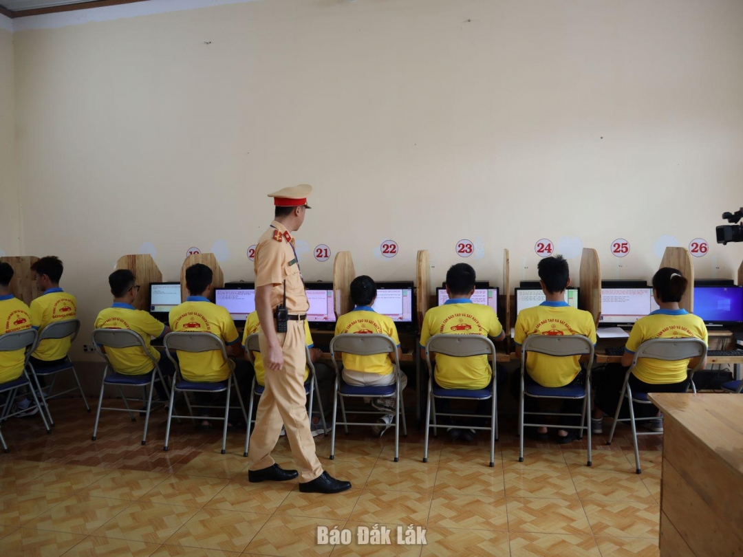 Học viên thi lý thuyết lái xe tại Trường Cao đẳng Bách khoa Tây Nguyên.