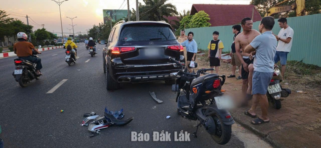Hiện trường 1 vụ va chạm giao thông liên quan xe máy điện do học sinh điều khiển.