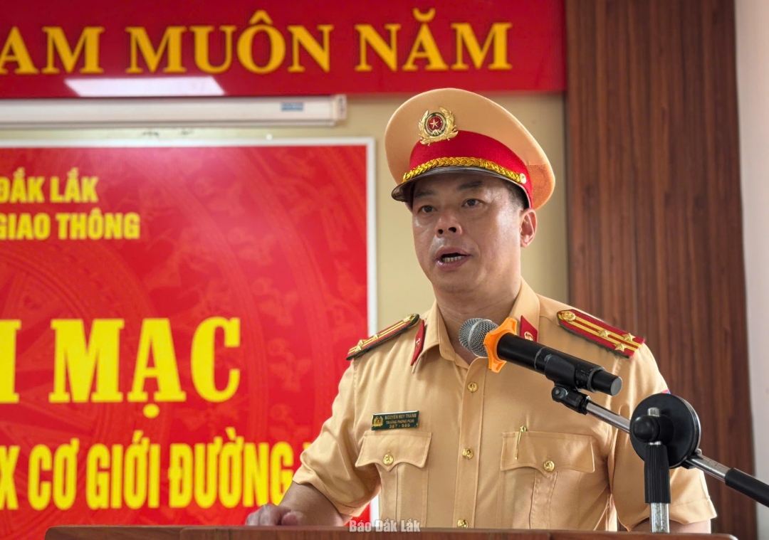 Thượng tá Nguyễn Huy Thành, Trưởng Phòng CSGT, Chủ tịch Hội đồng sát hạch phát biểu tại buổi khai mạc.