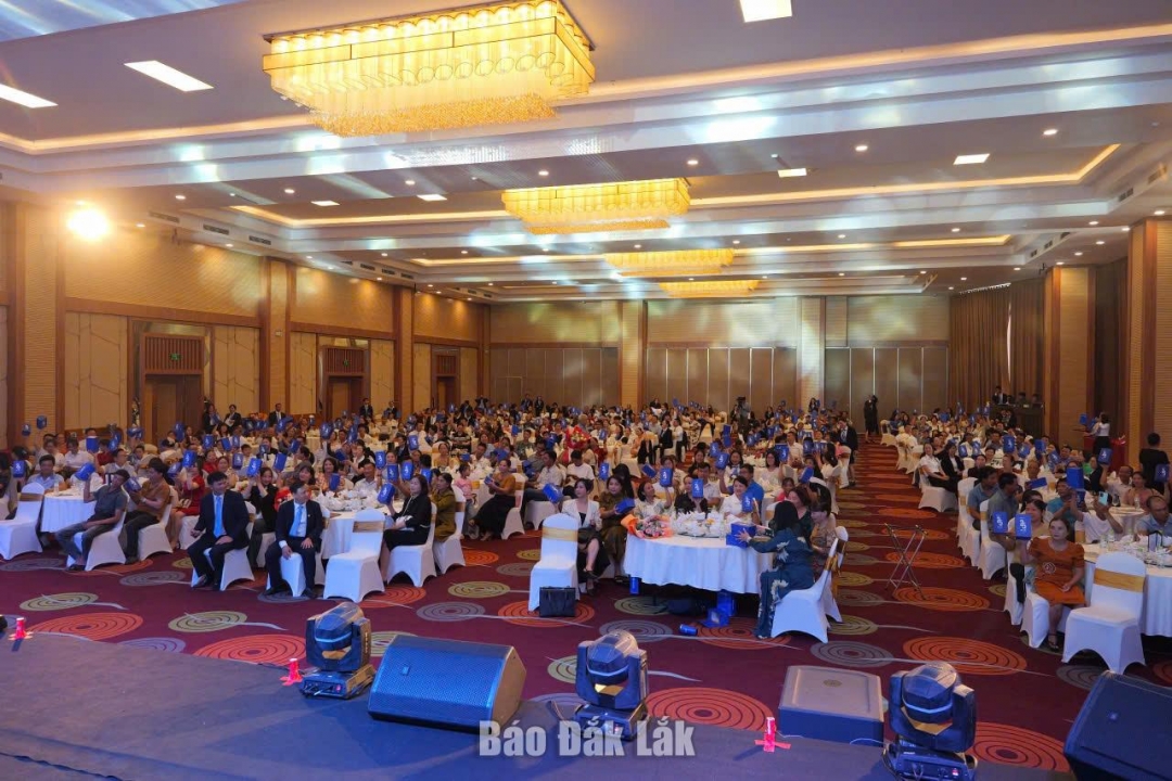 Đông đảo cán bộ quản lý, tư vấn viên và khách hàng tham dự lễ kỷ niệm 25 năm thành lập Bảo Việt nhân thọ Đắk Lắk.