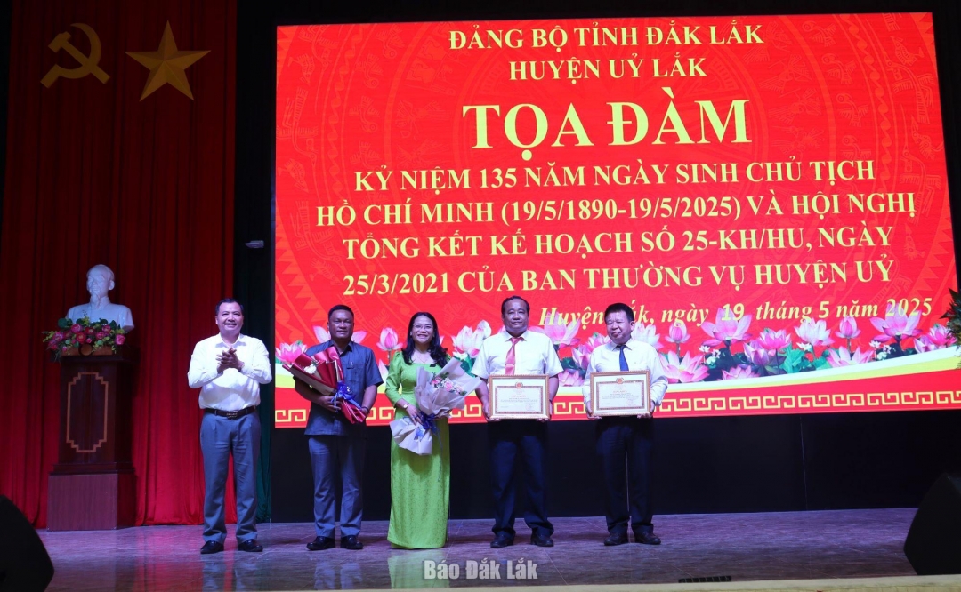 thừa ủy quyền của Ban Thường vụ Tỉnh ủy, Phó Trưởng Ban Tuyên giáo và Dân vận Tỉnh ủy Nghiêm Văn Chuẩn đã trao Bằng khen cho tập thể Ban Thường vụ Huyện ủy Lắk và 1 cá nhân có thành tích xuất sắc trong 5 năm thực hiện Chỉ thị số 33.