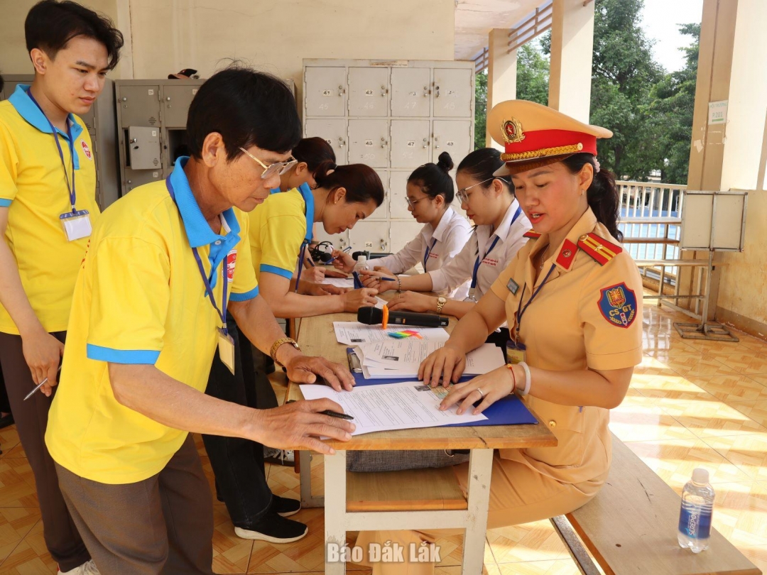 Thành viên Hội đồng sát hạch hướng dẫn học viên hoàn thành hồ sơ trước khi vào phần thi lý thuyết.