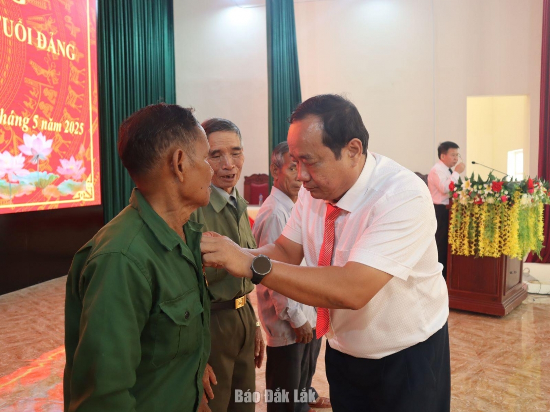 Tỉnh ủy viên, Bí thư Huyện ủy Lắk Nguyễn Văn Long trao Huy hiệu đảng cho các đảng viên.