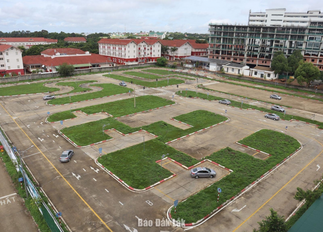 Những học viên đầu tiên tham gia phần thi sa hình.