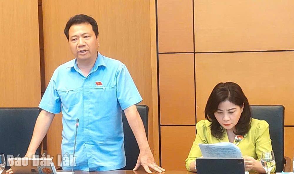 Đại biểu Ngô Trung Thành (Phó Chủ nhiệm Ủy ban Pháp luật và Tư pháp của Quốc hội) thảo luận tại phiên làm việc.