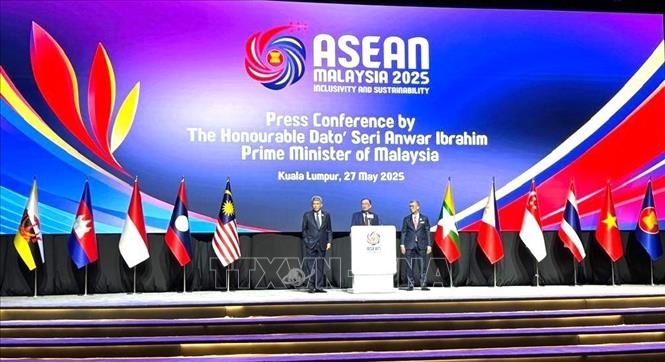 Thủ tướng Malaysia Anwar Ibrahim (giữa) họp báo kết thúc Hội nghị, ngày 27/5. Ảnh: Viên Luyến/PV TTXVN tại Malaysia