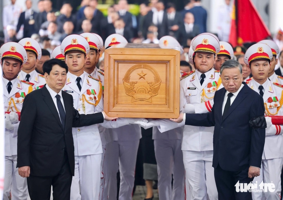 ổng Bí thư Tô Lâm và Chủ tịch nước Lương Cường đưa linh cữu của nguyên Chủ tịch nước Trần Đức Lương ra linh xa - Ảnh: NGUYỄN KHÁNH