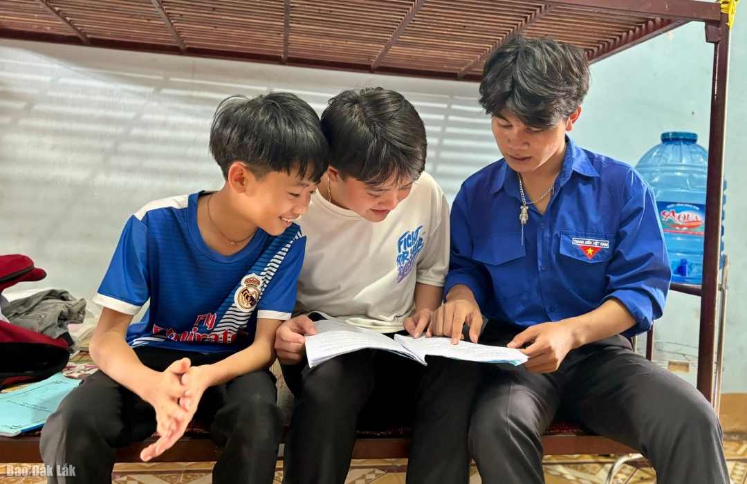 Tình nguyện viên hỗ trợ thí sinh tìm phòng thi tại điểm thi Trường THPT Dân tộc nội trú Nơ Trang Lơng.