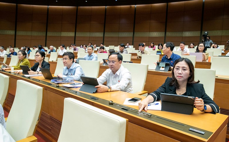 Đại biểu biểu quyết thông qua nghị quyết. Ảnh: quochoi.vn