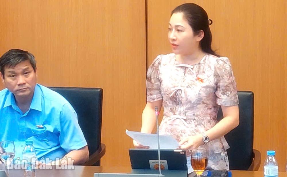 Đại biểu Phúc Bình Niê Kđăm (Bí thư Huyện ủy Cư Kuin) tham gia thảo luận.