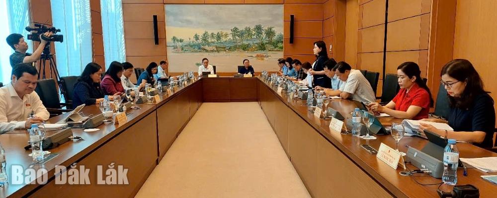 Quang cảnh phiên thảo luận tại Tổ 13.