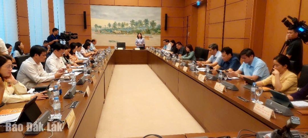 Phó Trưởng đoàn phụ trách Đoàn ĐBQH tỉnh Đắk Lắk Nguyễn Thị Thu Nguyệt chủ trì phiên thảo luận tại Tổ 13.