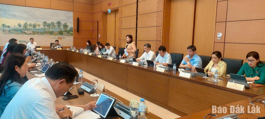 Đại biểu Nguyễn Thị Thu Nguyệt, Phó Trưởng đoàn phụ trách Đoàn ĐBQH tỉnh Đắk Lắk đóng góp ý kiến thảo luận tại Tổ 13.