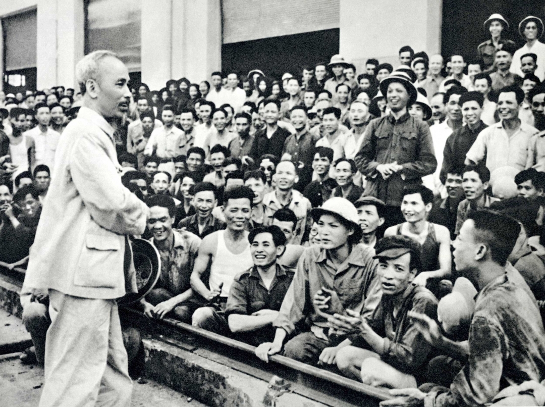 Chủ tịch Hồ Chí Minh đến thăm Nhà máy xe lửa Gia Lâm (ngày 19-5-1955),