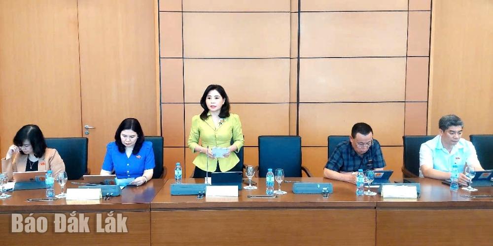 Đại biểu Nguyễn Thị Thu Nguyệt (Phó Trưởng đoàn phụ trách Đoàn ĐBQH tỉnh Đắk Lắk) phát biểu tại phiên thảo luận.