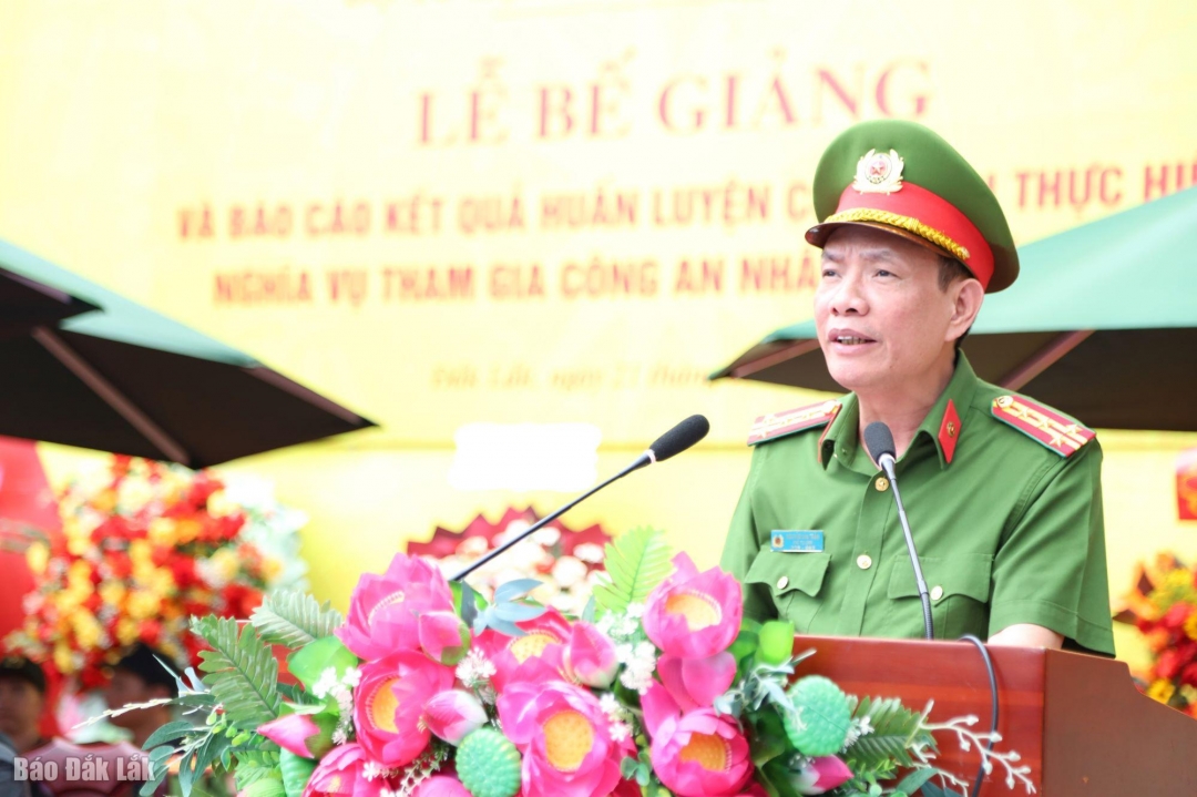 Đại tá Nguyễn Văn Trầm, Phó Tư lệnh CSCĐ - Bộ Công an phát biểu tại lễ bế giảng.