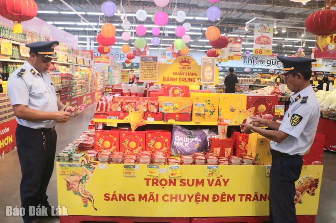 Đội Quản lý thị trường số 1 (Chi cục Quản lý thị trường tỉnh) kiểm tra chất lượng bánh trung thu được bày bán tại các siêu thị trên địa bàn TP. Buôn Ma Thuột. Ảnh minh họa